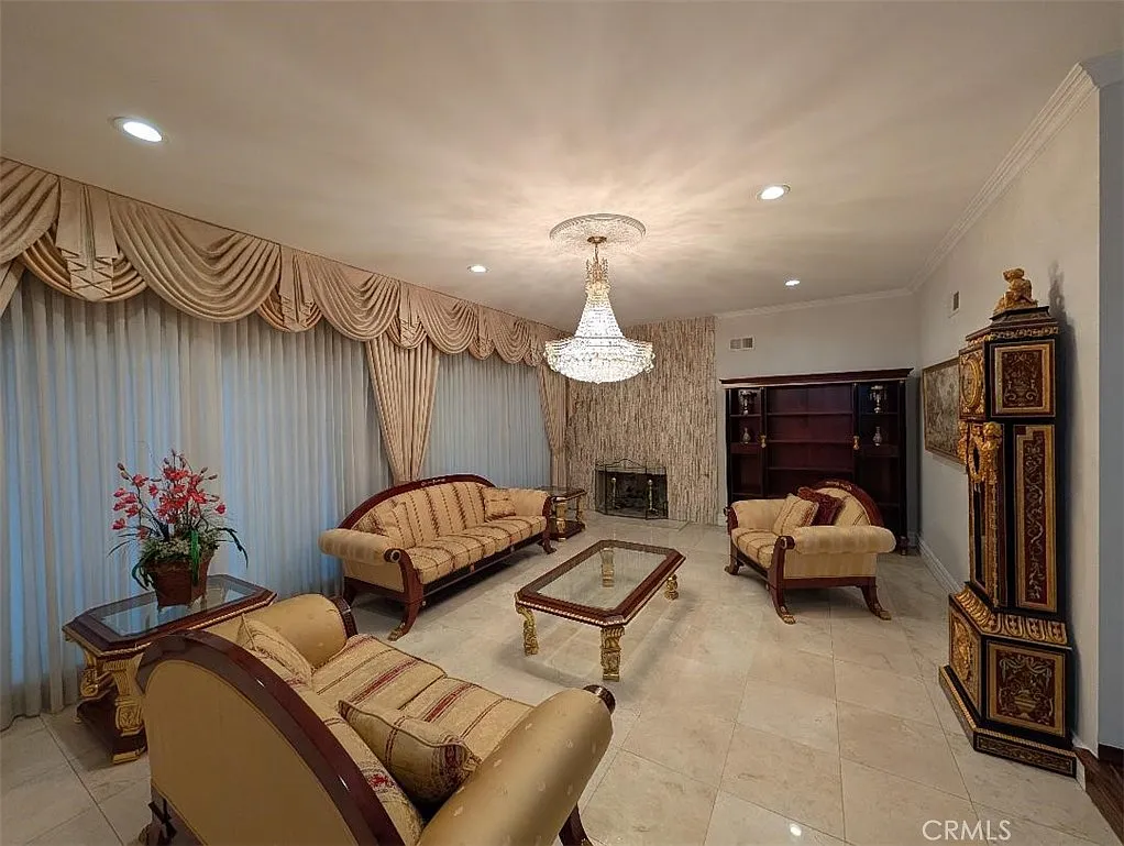 5 bed, 3296 sqft, $17,500 — Photo 3
