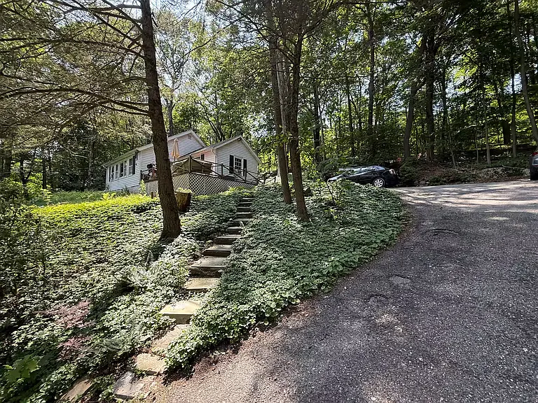 1140 Barrett Cir W — Photo 16
