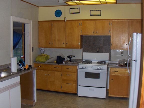 Kitchen (new stove & fridge)