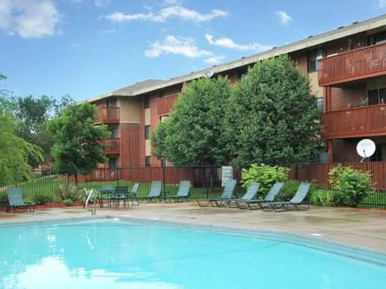 The Pointe on Fleur Apartments — Photo 17