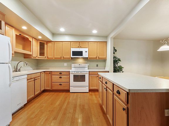 5th image of 16338 Oxford Dr