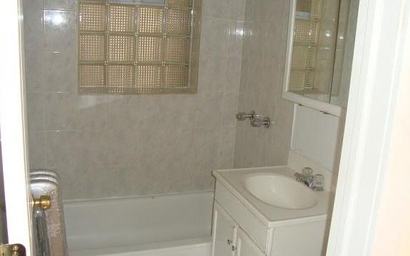 5th image of 2453 W Gunnison St APT Gdn
