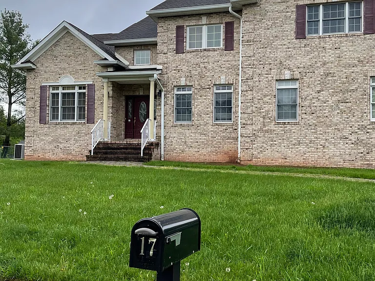 17 Aaron Ct — Photo 2