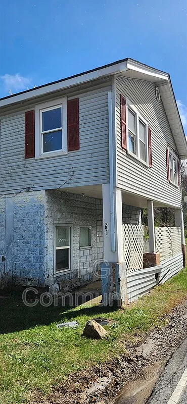 2 bed, 1.0 bath, 1988 sqft, $1,000 — Photo 1