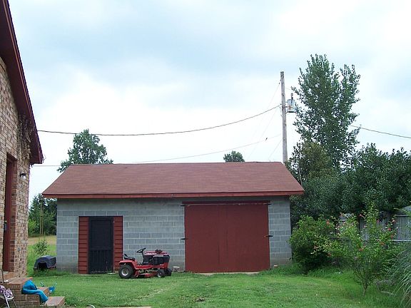 Detached garage