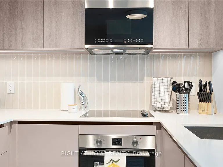 2485 Eglinton Ave W #1401 — Photo 14
