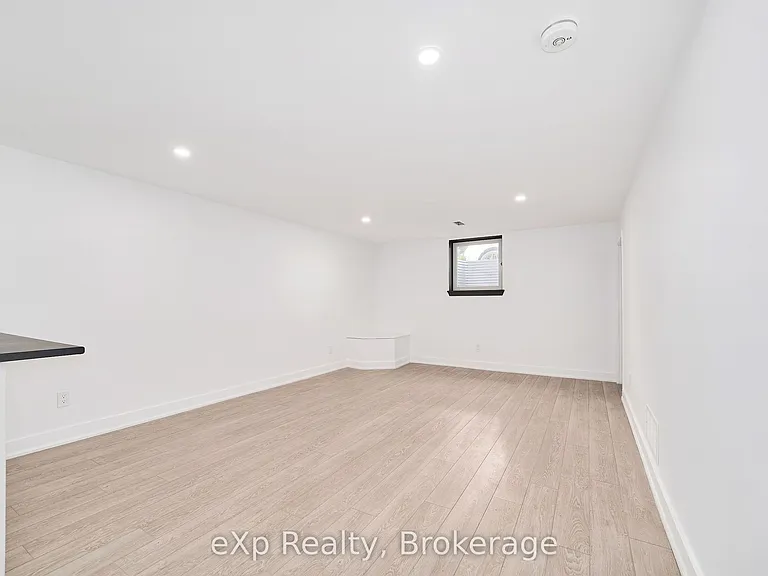 111 Riverside Dr N — Photo 14