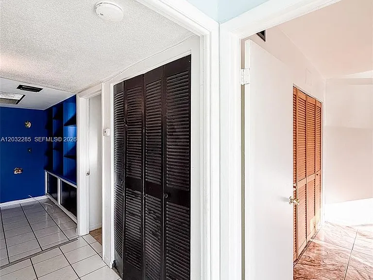 3721 SW 54th Ave — Photo 4