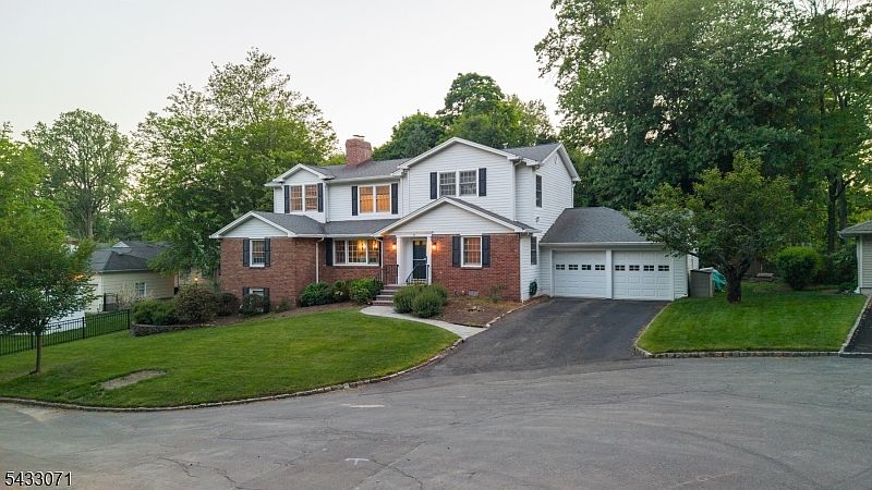 1st image of 18 Pine Ridge Dr