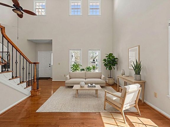 3rd image of 829 Penncross Dr