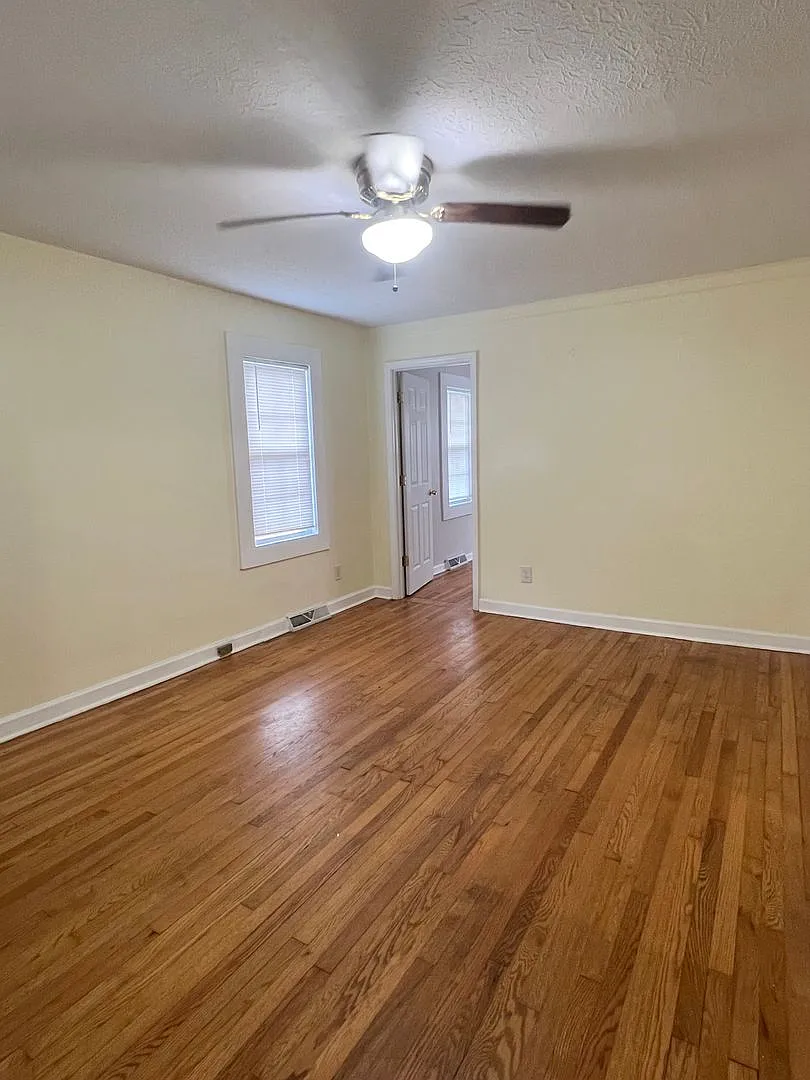 2 bedroom 1 bath Bungalow in North West Asheville — Photo 3