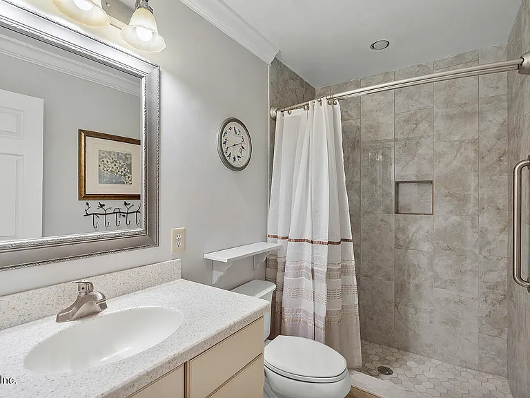 2456 Lorraine Ct — Photo 9