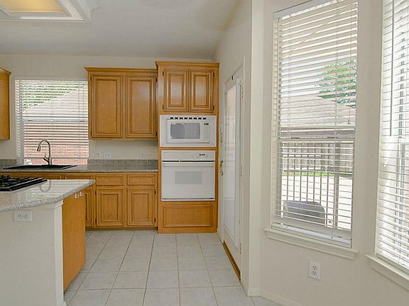 4th image of 2515 Princeton Dr