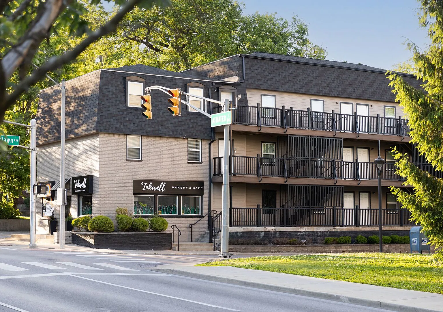 401 S. Woodlawn — Photo 1