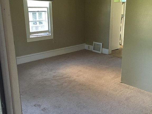 3rd image of 818 E Sharon Ave