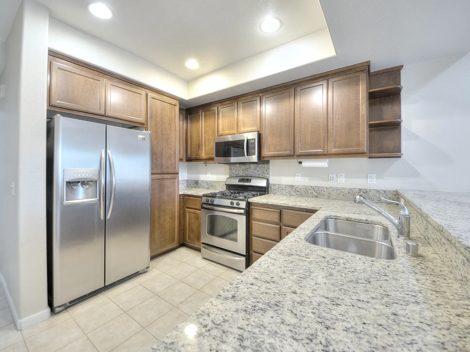 3 bed, 3.0 bath, 1336 sqft, $3,925 — Photo 2