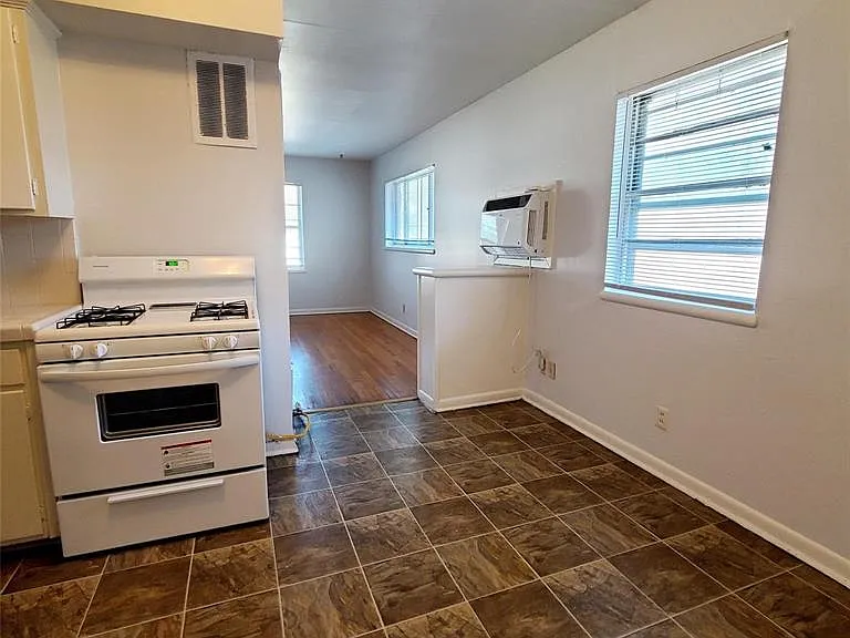 4916 Worth St #4 — Photo 8
