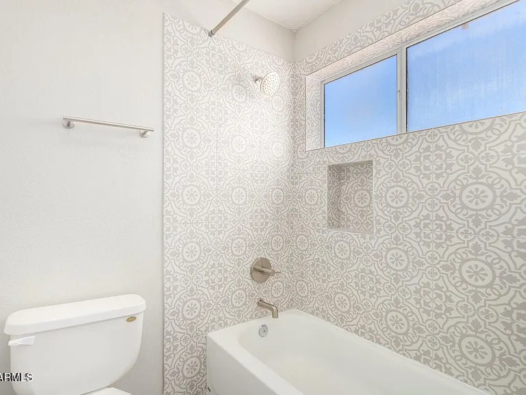 1924 E Sharon Dr — Photo 22