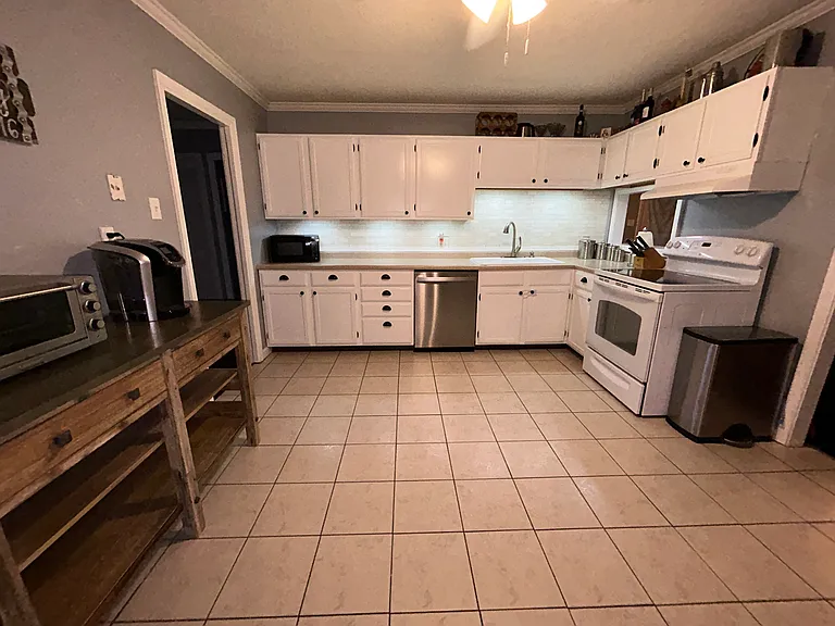 Additional view of the kitchen, brand new dishwasher!
