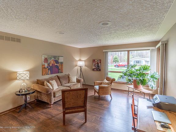 5th image of 660 Joan Dr