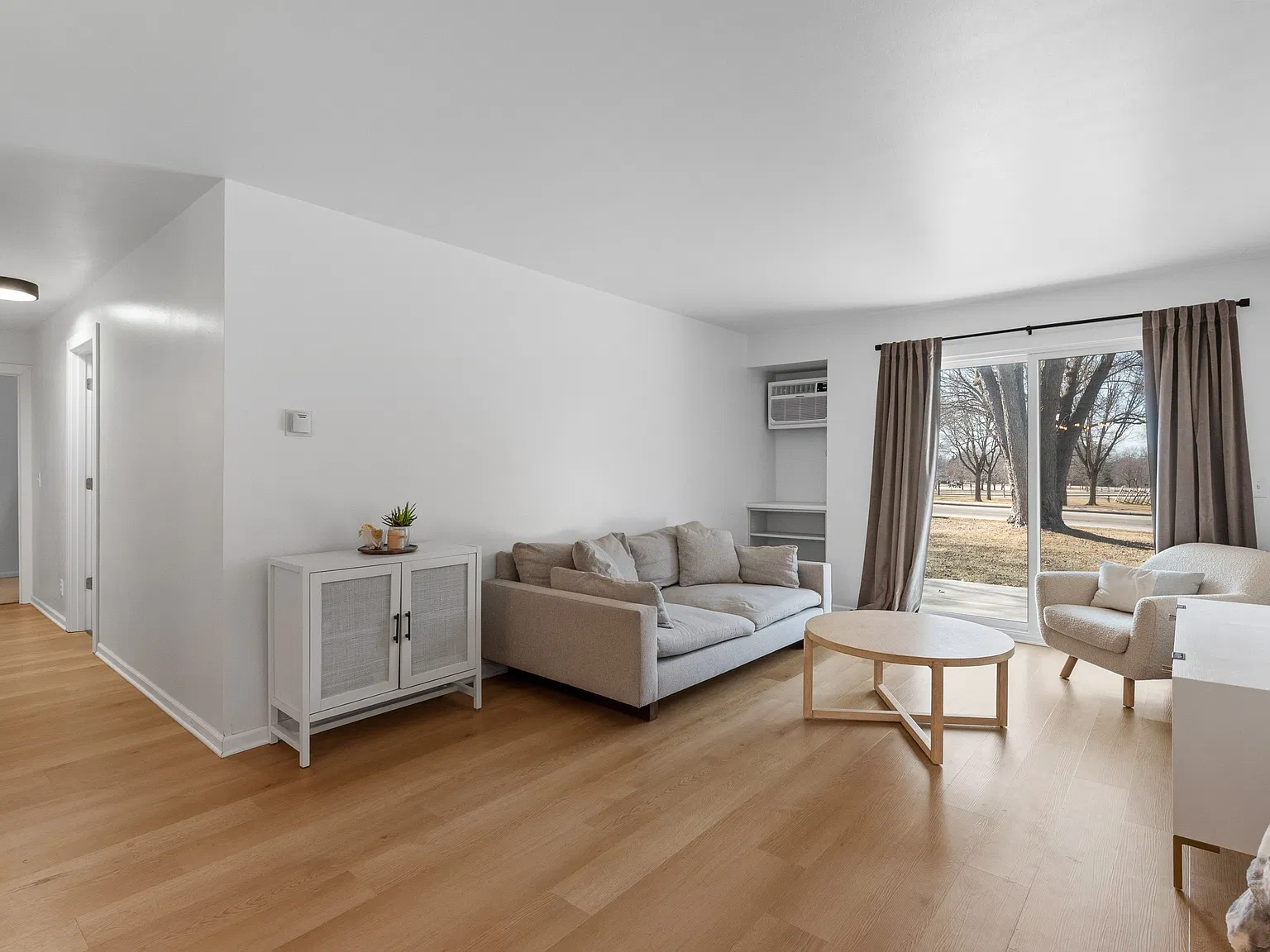 2 bed, 1060 sqft, $1,749 — Photo 4