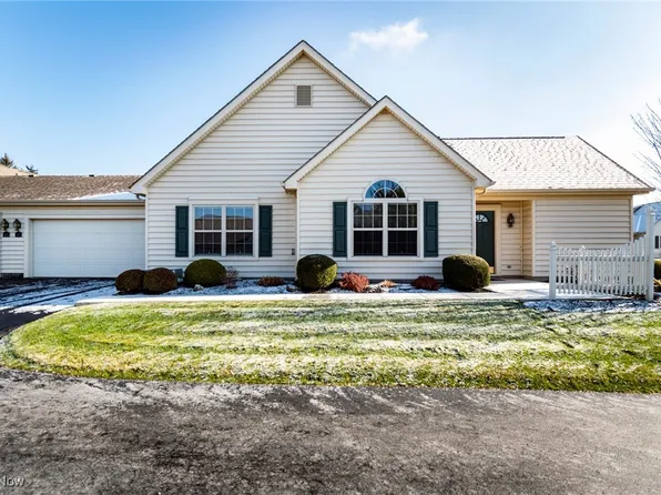 135 Village Ct, Columbiana, OH 44408