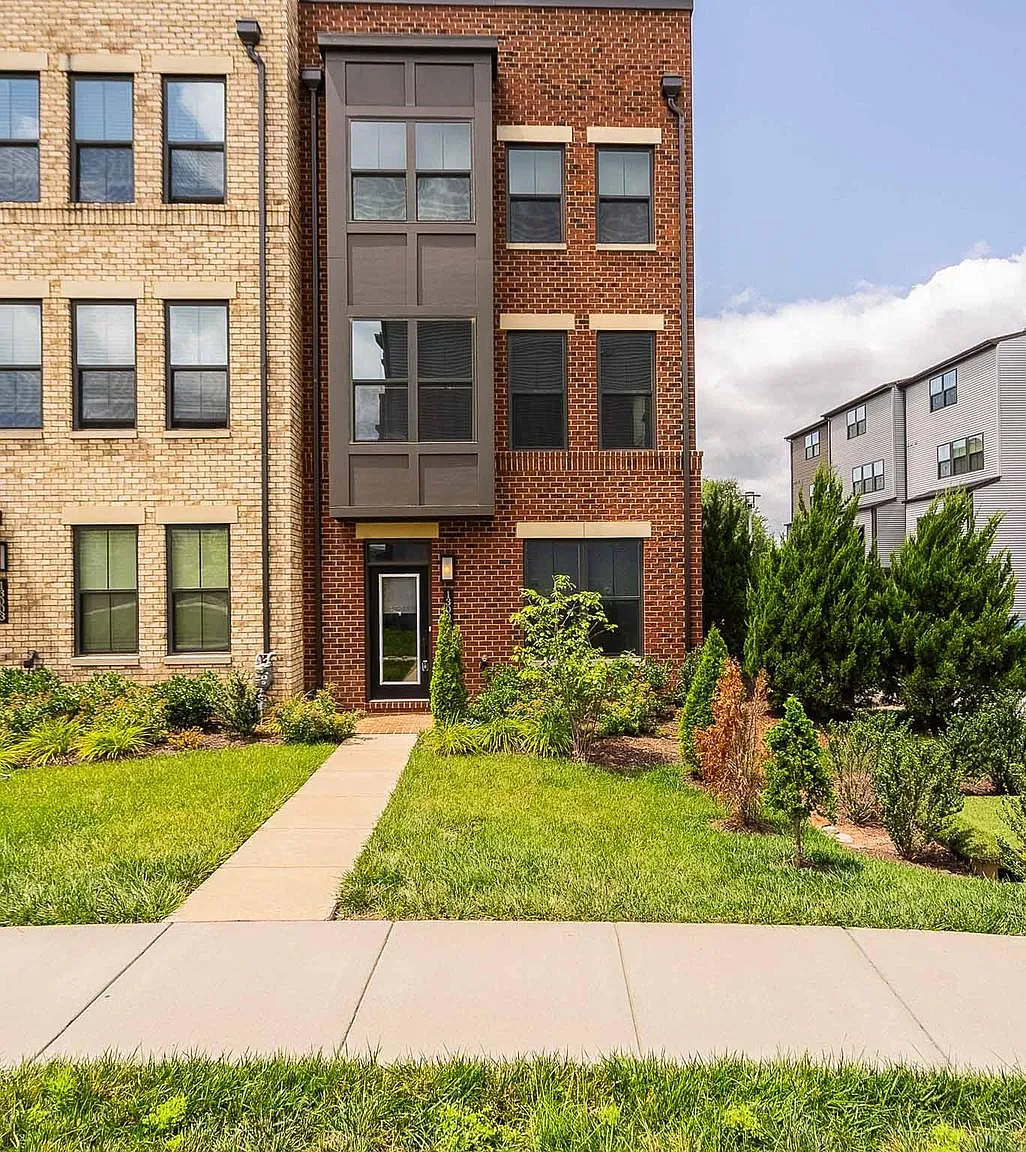 3 bed, 5.0 bath, 2164 sqft, $3,975 — Photo 4