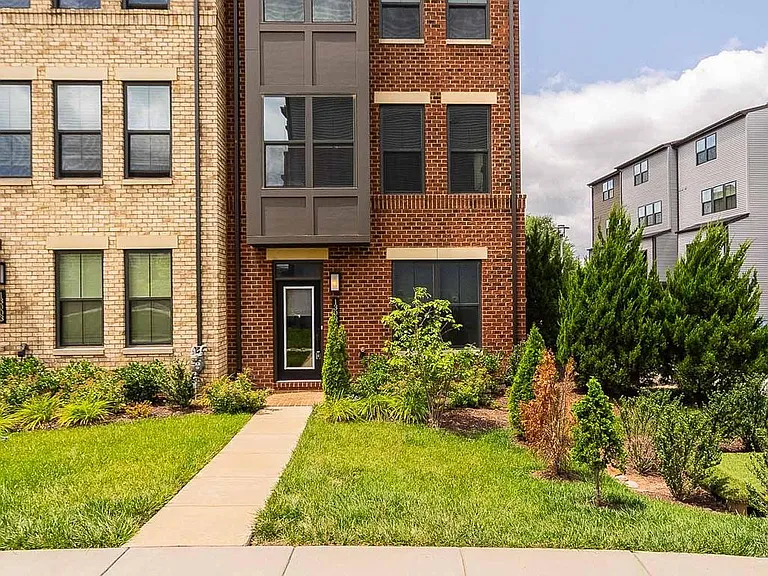 13001 Hattontown Sq — Photo 4