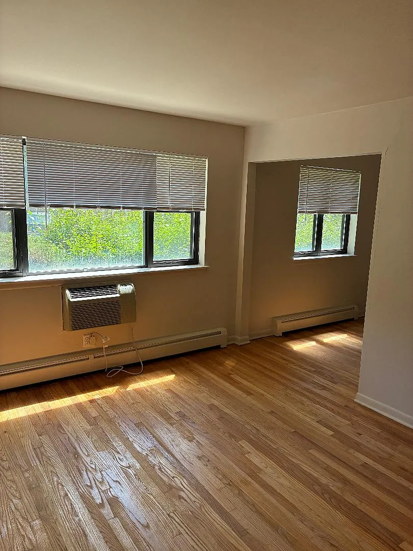 2 bed, 700 sqft, $1,900 — Photo 2