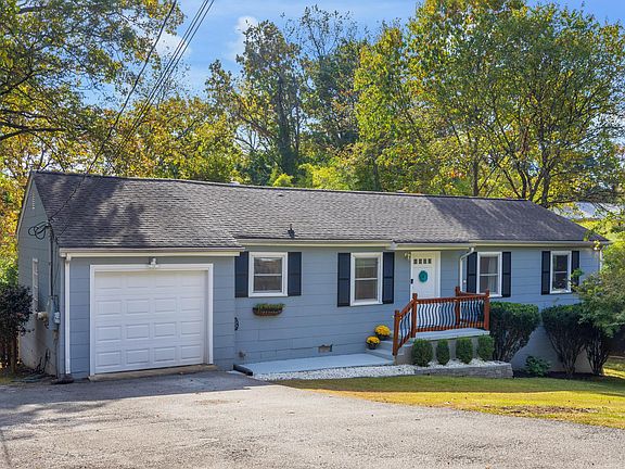 2nd image of 3902 Fairfax Dr