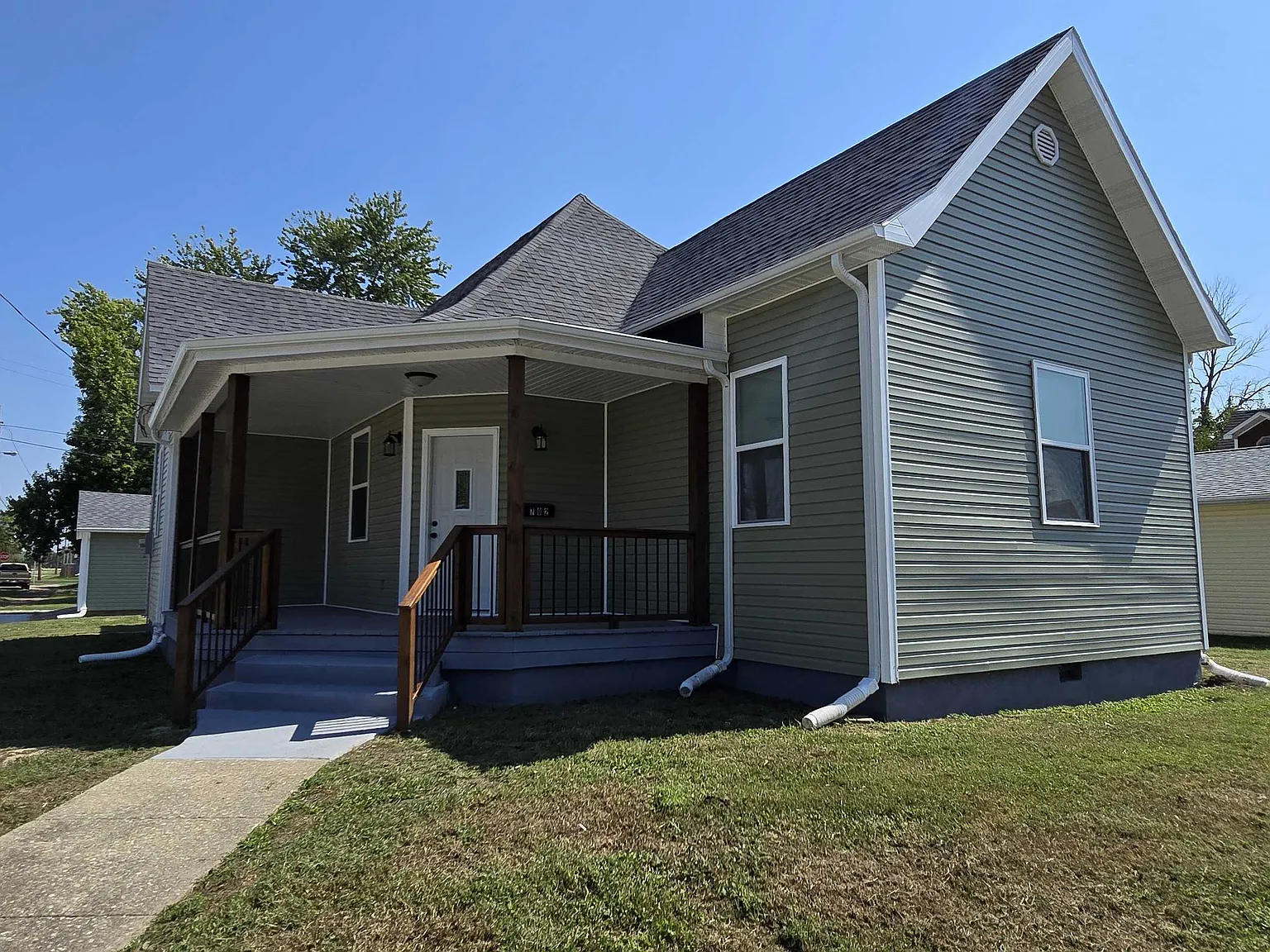 3 bed, 1421 sqft, $1,700 — Photo 2