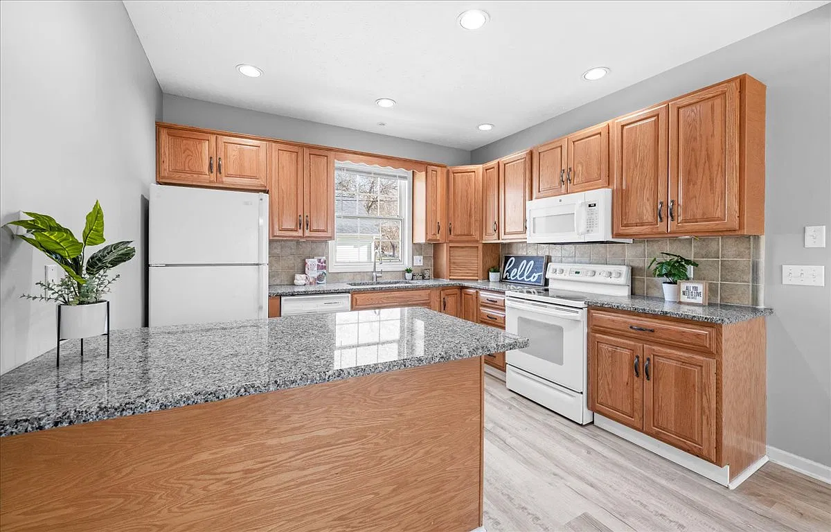 3 bed, 1580 sqft, $2,400 — Photo 2