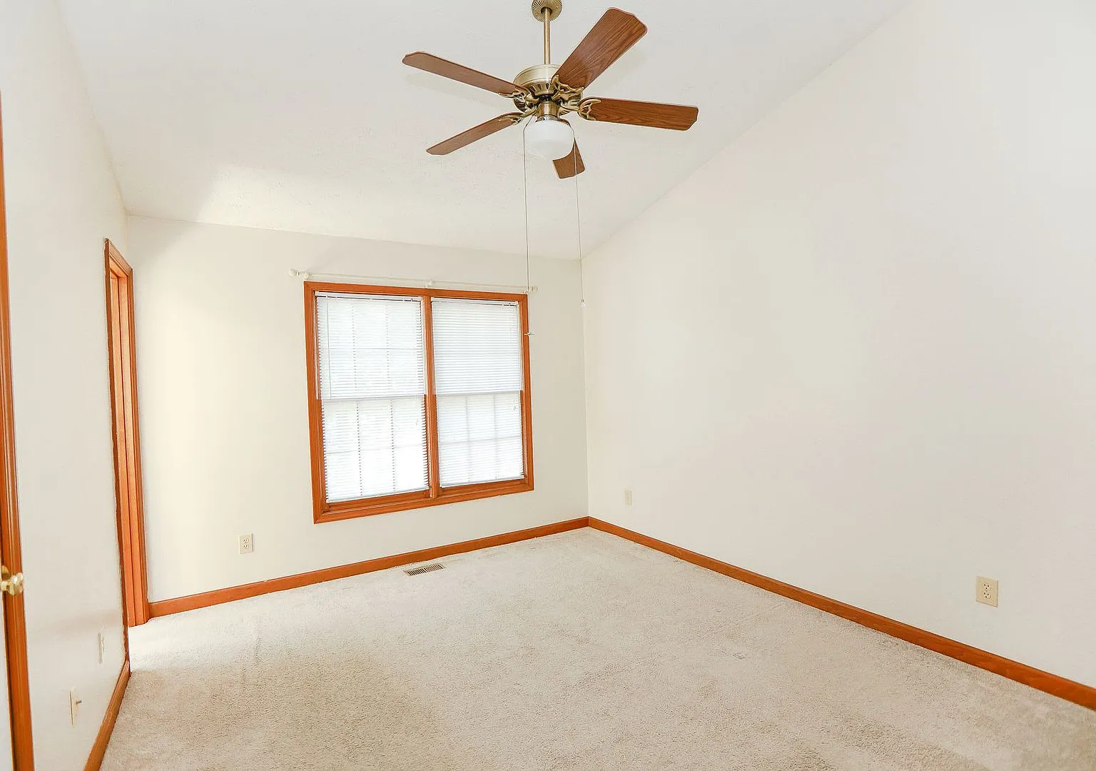 Well Maintained 3 Bed 2.5 Bath — Photo 4