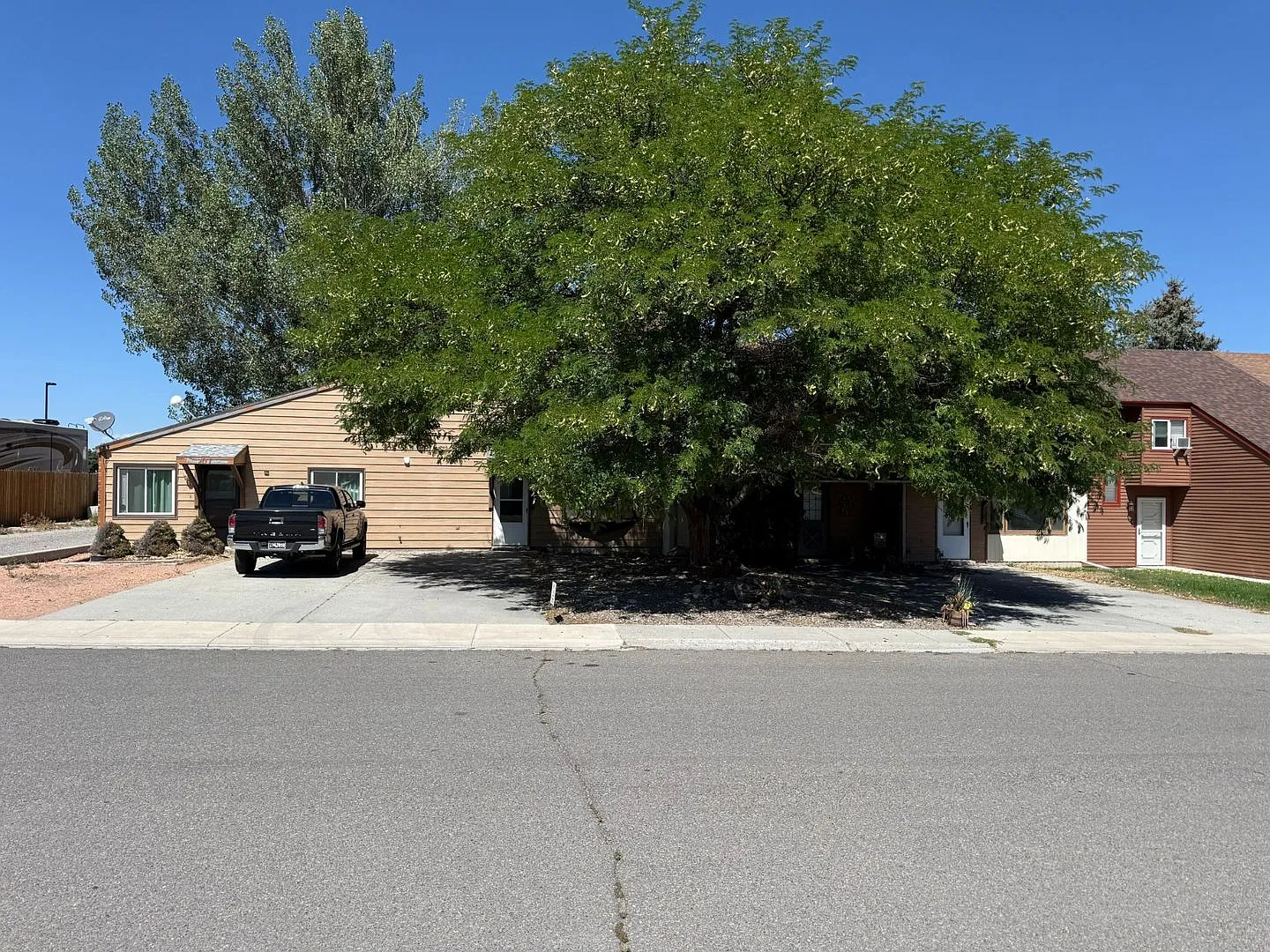 3 Bedroom, 1.5 Bathroom Townhouse Next to High School and Middle School — Photo 2