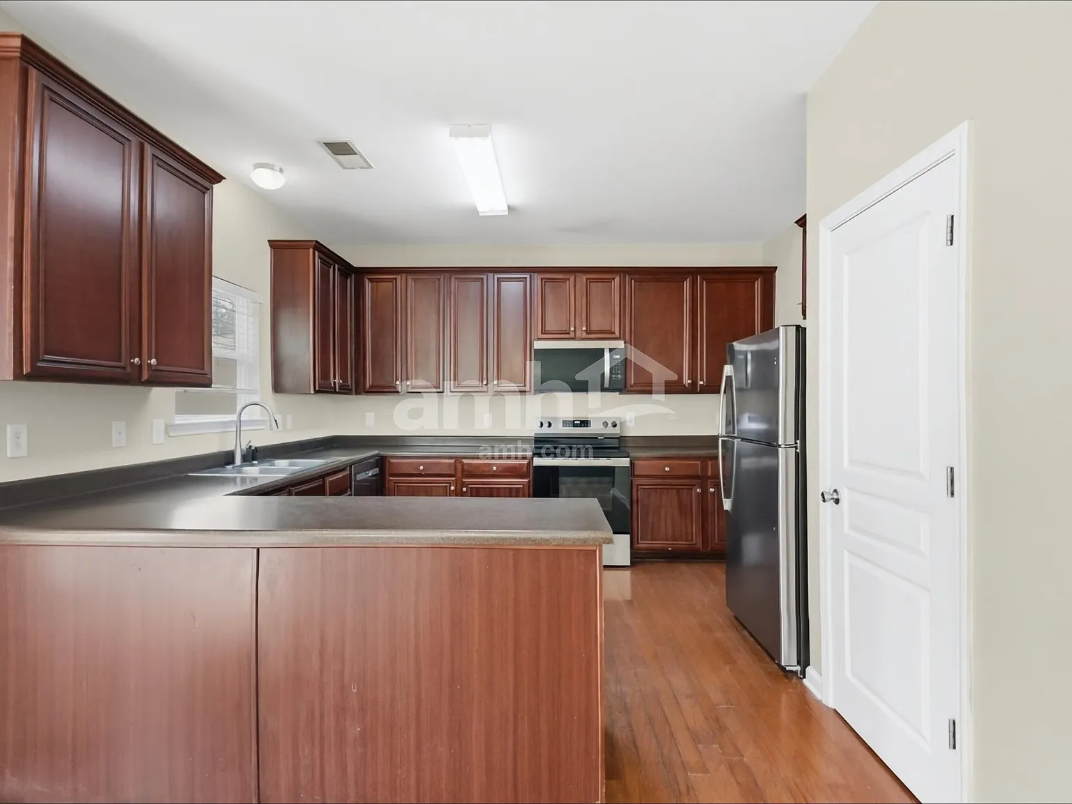 4 bed, 2.5 bath, 2354 sqft, $2,615 — Photo 3