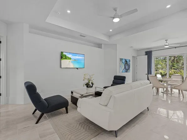 2499 Pine St, Naples, FL 34112