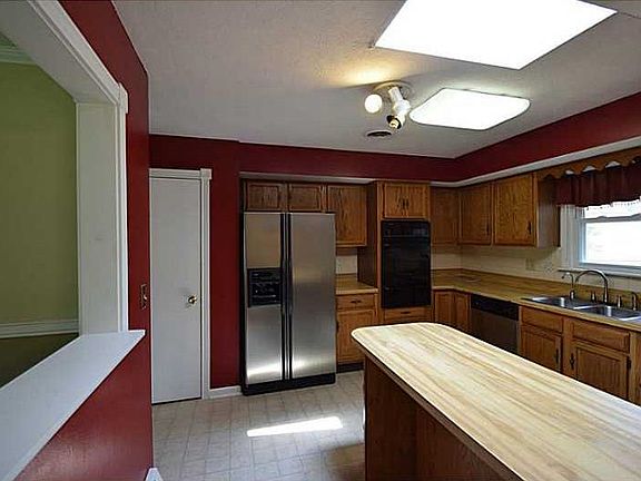 5th image of 304 N Birchwood Dr