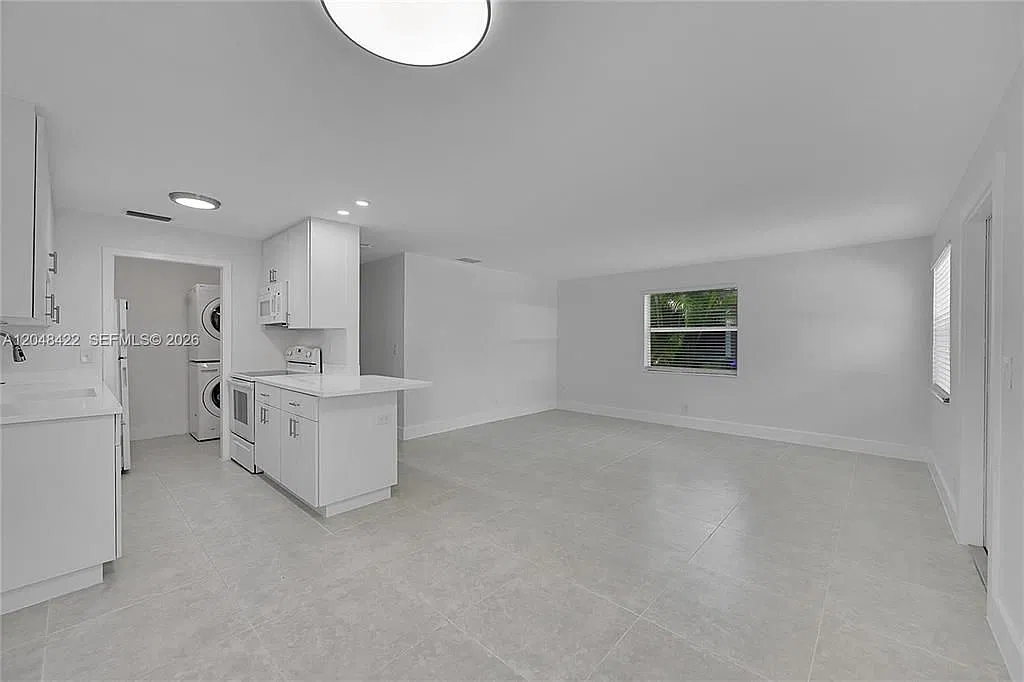 810 SW 12th Ct — Photo 3