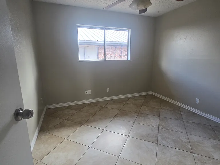 1400 N Saint Marys St #89 — Photo 6