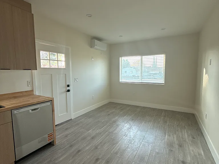 22361 Roscoe Blvd — Photo 4