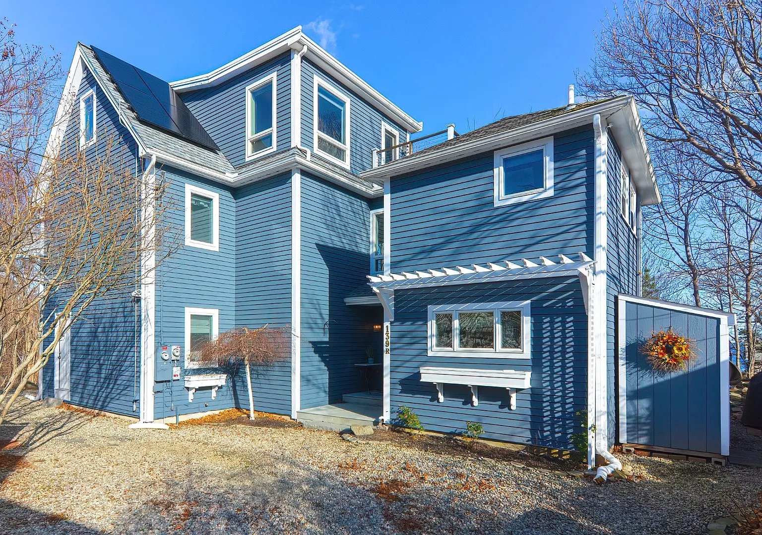 Year-round 3 bed/3.5 bath - Pet-Friendly! — Photo 2