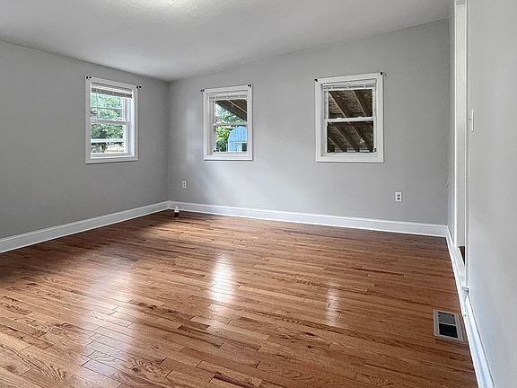 5th image of 92 2nd St Floor 1