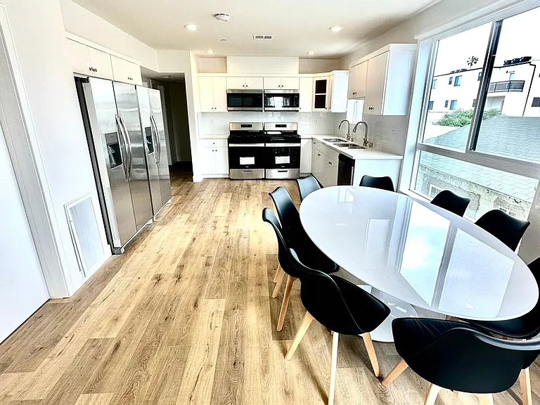 1543 W 37th Pl — Photo 35