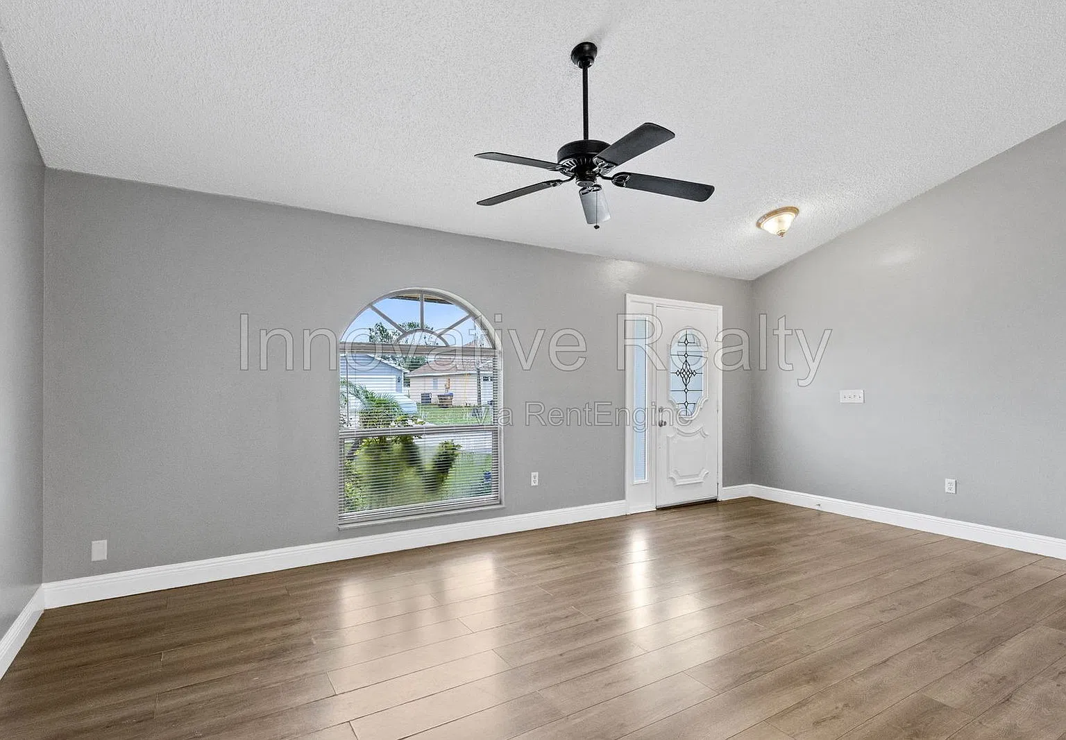 3 bed, 2.0 bath, 1834 sqft, $2,000 — Photo 2