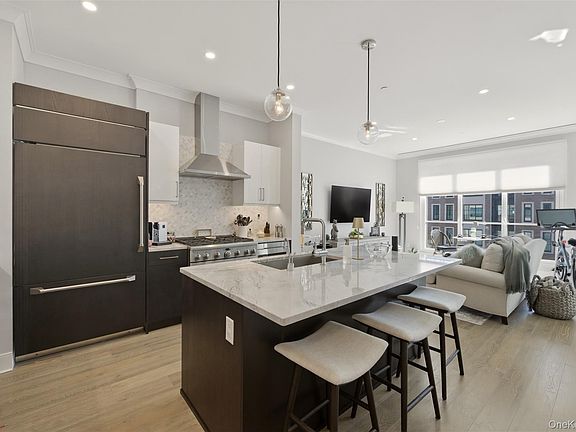 2nd image of 100 Garvies Point Road #1212