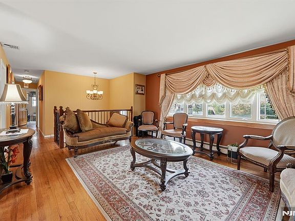 3rd image of 123 Cosman St