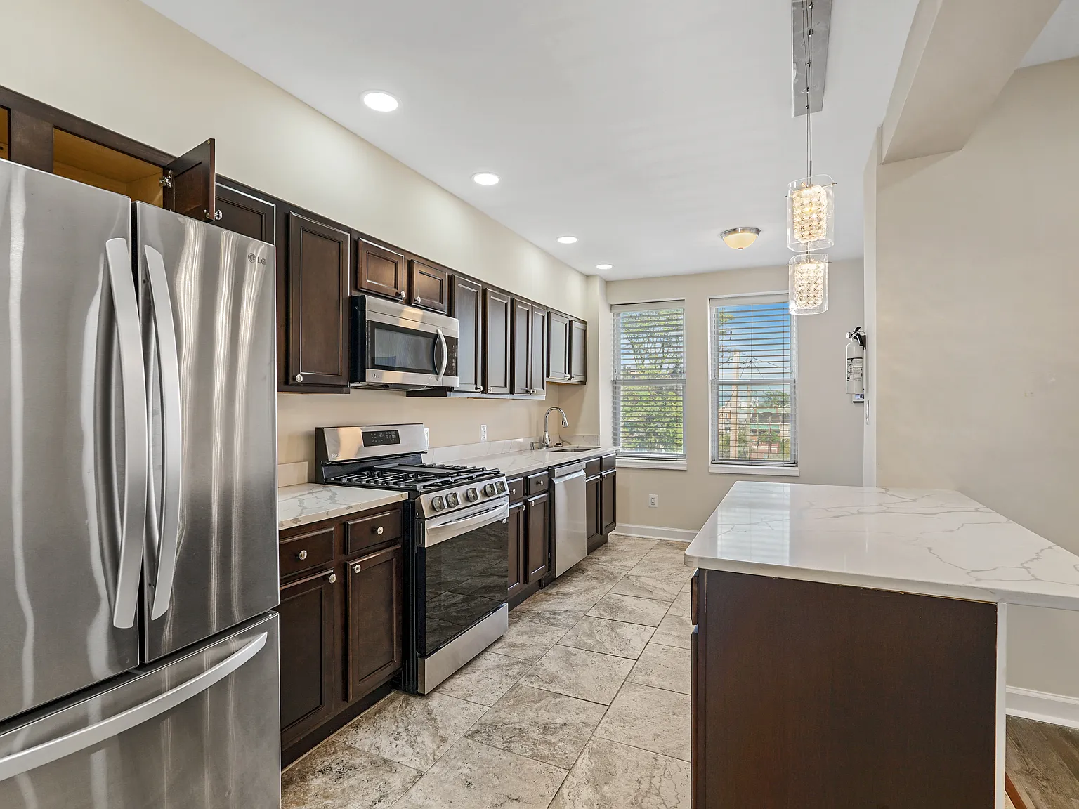 2 bed, 915 sqft, $1,850 — Photo 2
