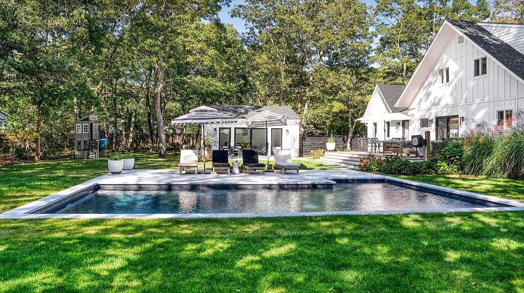 Modern Home with Pool, Pool House, Minutes from Beaches & Town — Photo 2