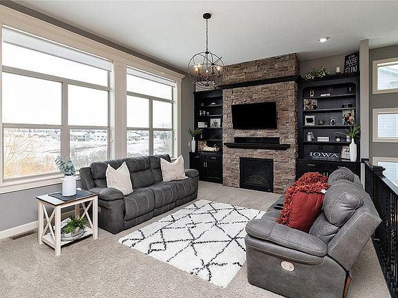 4th image of 5613 NE Hillcrest Dr