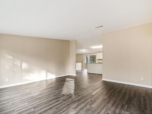 4th image of 2399 Gardenia Ave